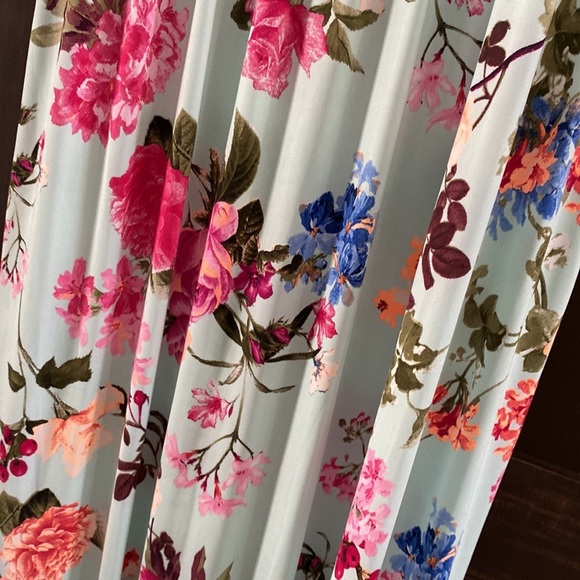 Bellamie Large Light Green with Vibrant Flower design. Sleeveless - Picture 4 of 8